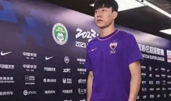 杜月徵很善于头球啊，中国队现在头球强的不多。