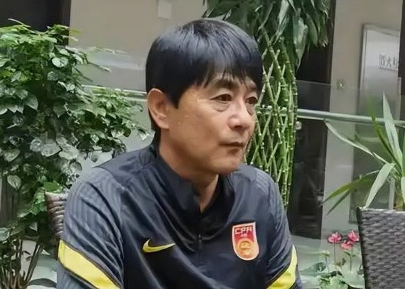 球迷过度批判教练，是否越界？