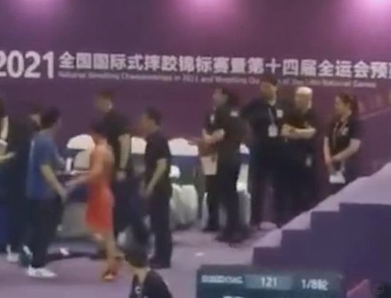 以劝架为名多次踩踏裁判，他被禁赛7个月